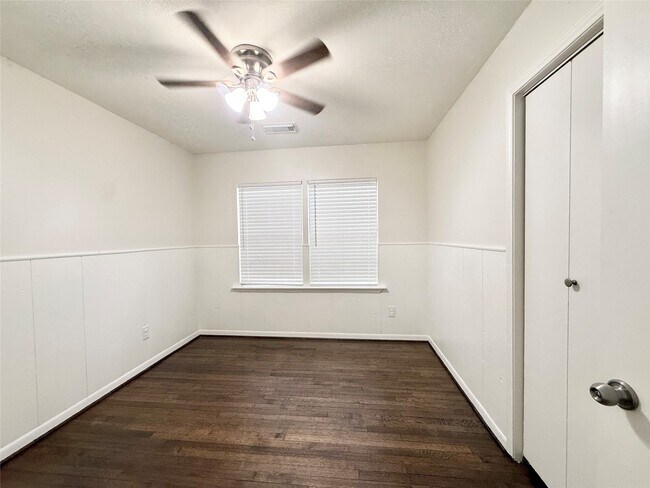 Building Photo - 523 Wisteria St