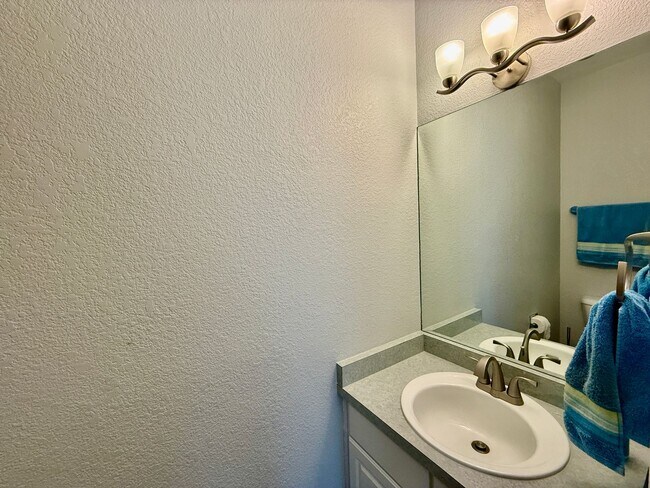 Building Photo - Beautiful 2 Bedroom Townhome- Minutes from...