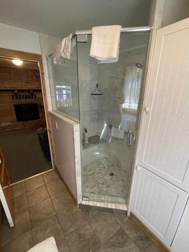 Building Photo - Sweet Tahoe Charm Cabin! Available Now!! for a 3-6 month lease or a long term lease! Call and inq...