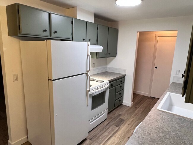 Building Photo - Duplex Must See Stunning Updated 2BR/1BA/1 car garage Avail. June 5th