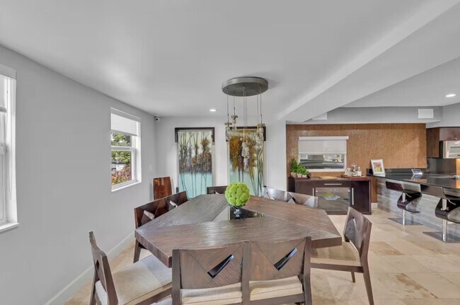 Building Photo - 200 NE 16th Ave