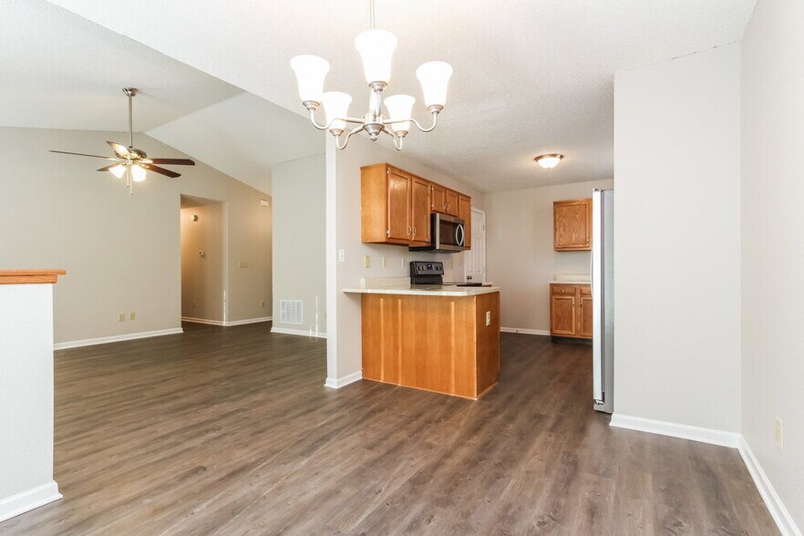 Building Photo - 748 Millbrook Dr