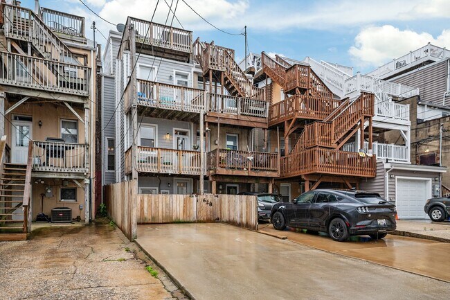 Building Photo - Gorgeous renovated home in Riverside Neigh...