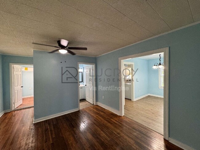 Building Photo - 1816 Kenmore Dr