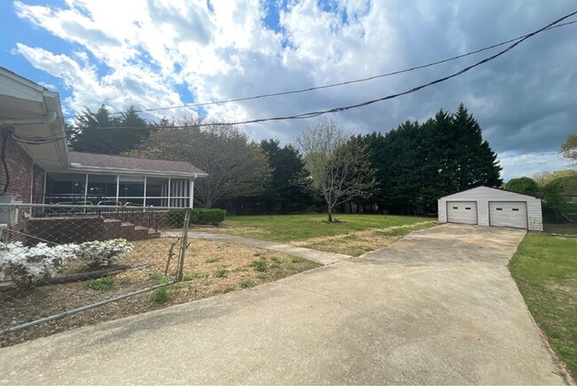 Building Photo - This charming 3 bedroom 2 bathroom ranch i...