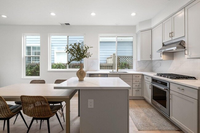 Building Photo - 142 Monaco Dr