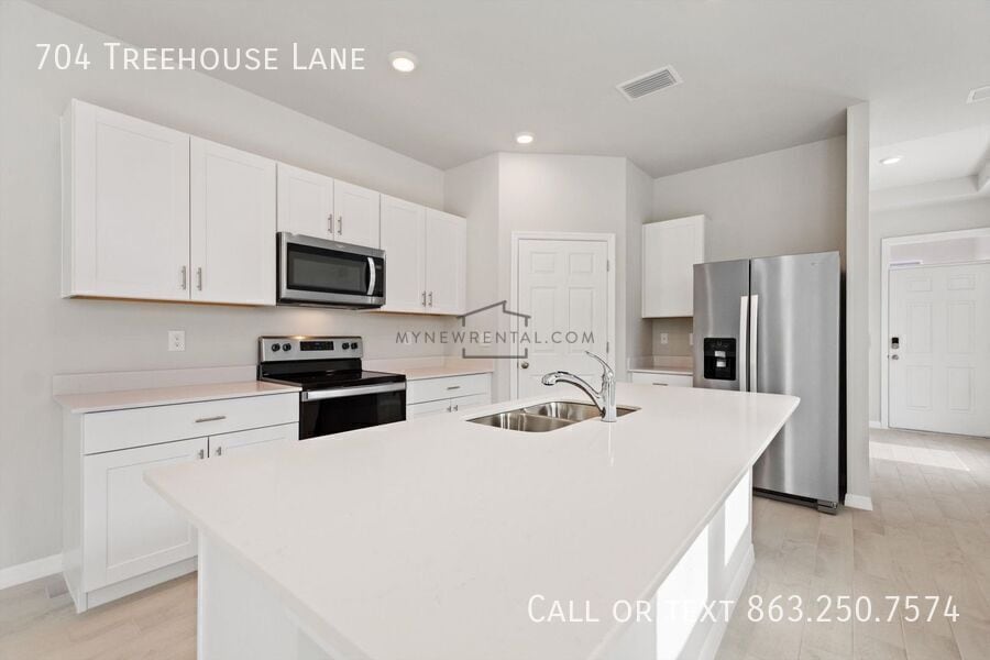 Building Photo - 704 Treehouse Ln