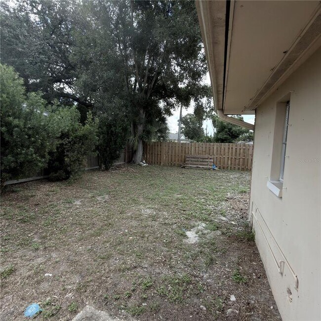 Building Photo - 1405 N Saturn Ave