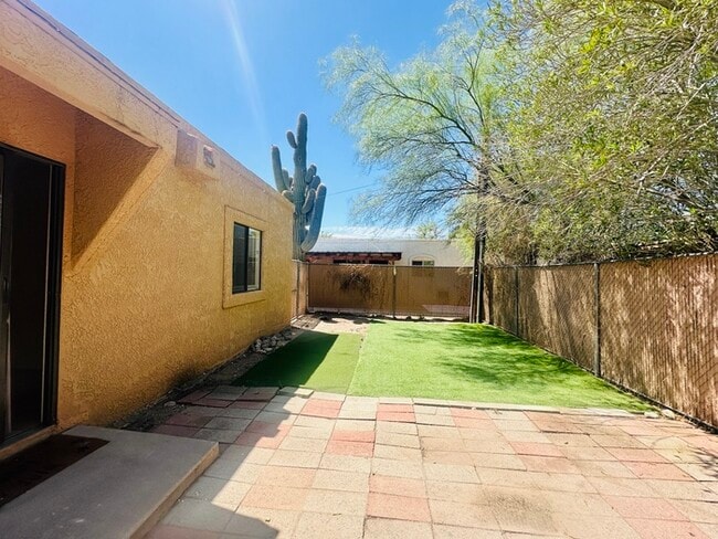 Building Photo - Spacious 2 Bedroom with Large Yard! Walkin...