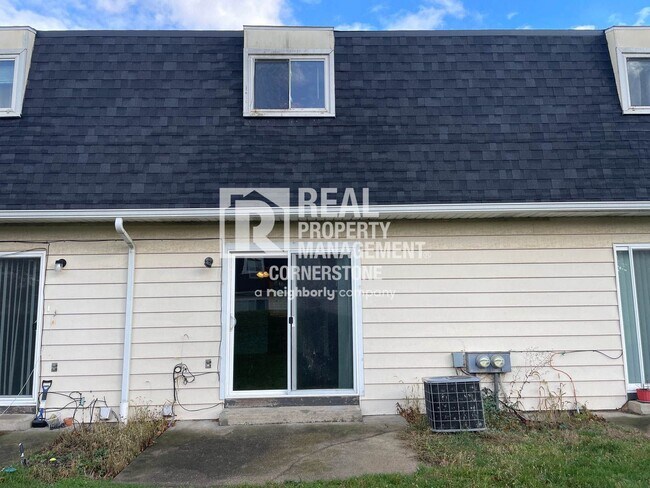 Building Photo - Updated & Inviting 2-Bedroom Townhome in Q...