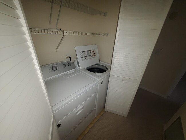 Building Photo - 5333 Vineland Rd