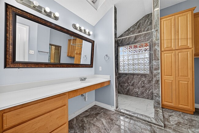Building Photo - 23914 Glengate Dr