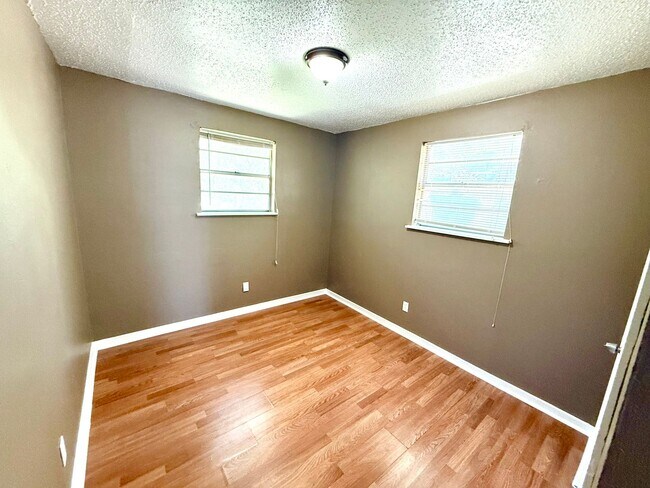 Building Photo - AVAILABLE NOW! 2 Bedroom / 1 Bath Duplex Near Brooks City Base!