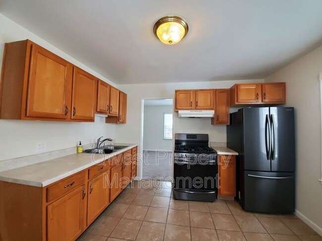 Building Photo - 1647 Mason St NE