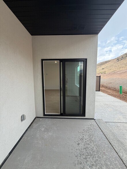 Building Photo - 537 E Levengrove Dr