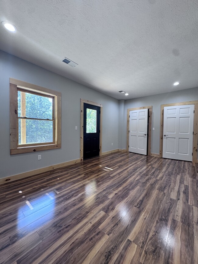 Building Photo - 1339 Hickory Point Dr