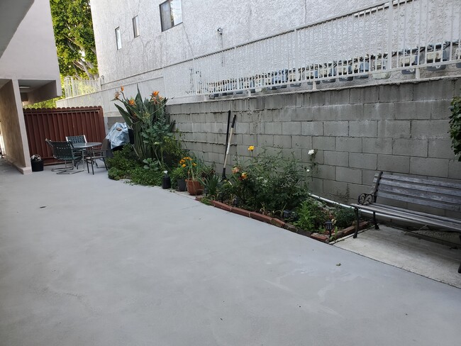 Building Photo - 12850 Moorpark St