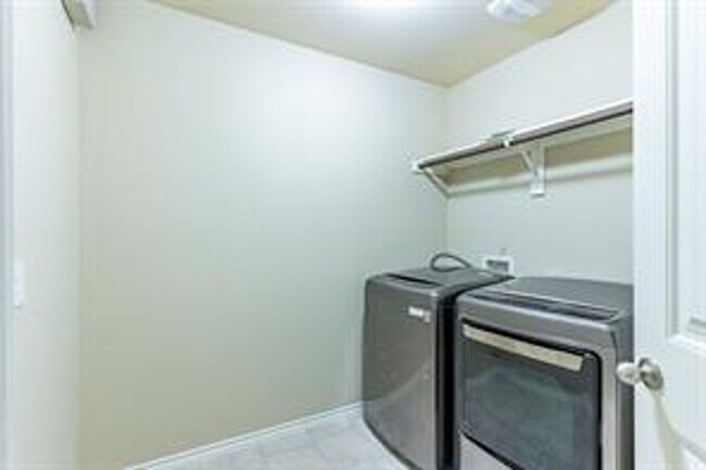 Building Photo - Single-family beautiful home has 5 bedroom...