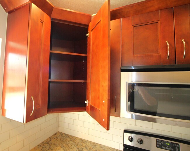 Building Photo - 2900 Olivewood Terrace