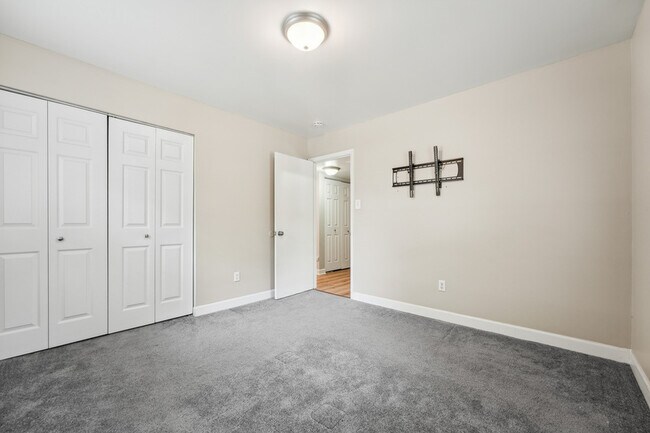 Building Photo - 508 Solar Dr