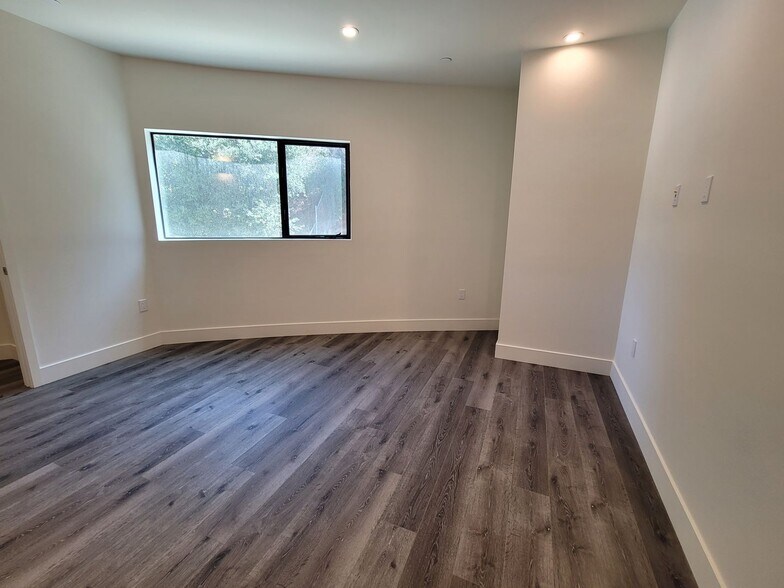 Building Photo - 862 Moraga Dr