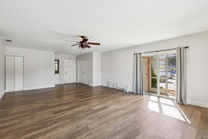 Building Photo - 1450 N Riverside Dr