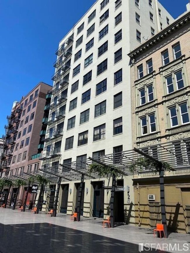 Building Photo - 1BR/1BA PENTHOUSE! Enormous Private Roof D...