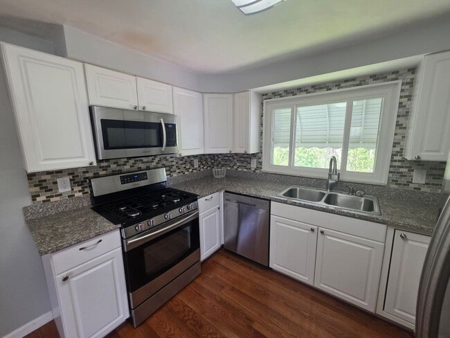 Building Photo - 3-bedroom, 2-bath home in West Mifflin