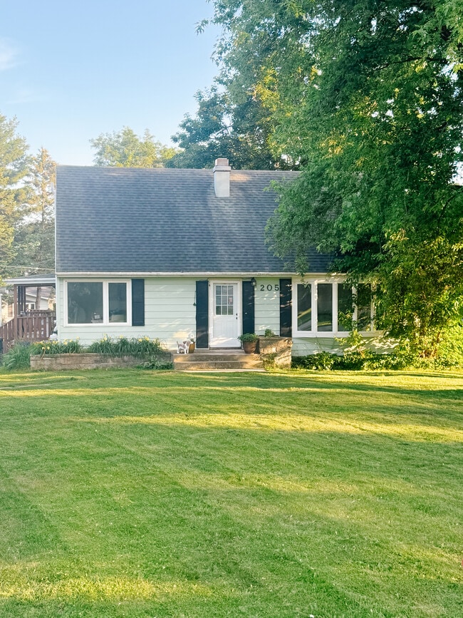 Primary Photo - 205 Fairview Dr