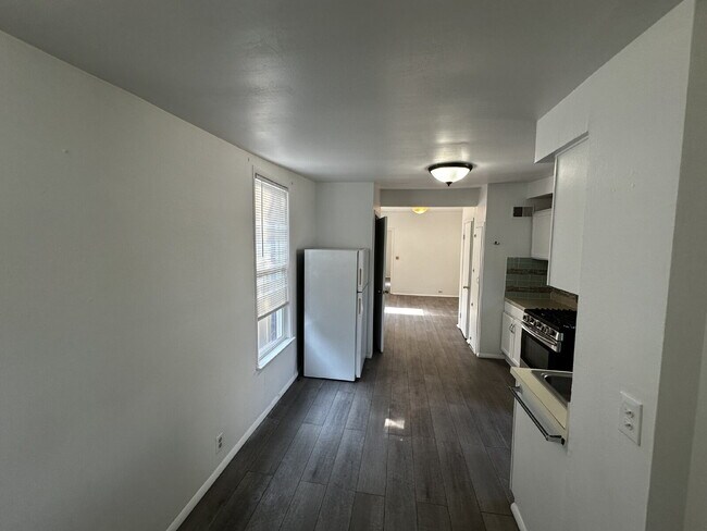 Building Photo - "Charming 1-Bed Oasis in Denver's Heart – Cozy Comforts!"