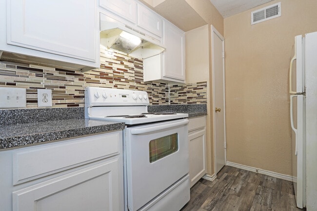 Primary Photo - Courtyard on Calmont