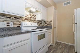 Building Photo - Courtyard on Calmont