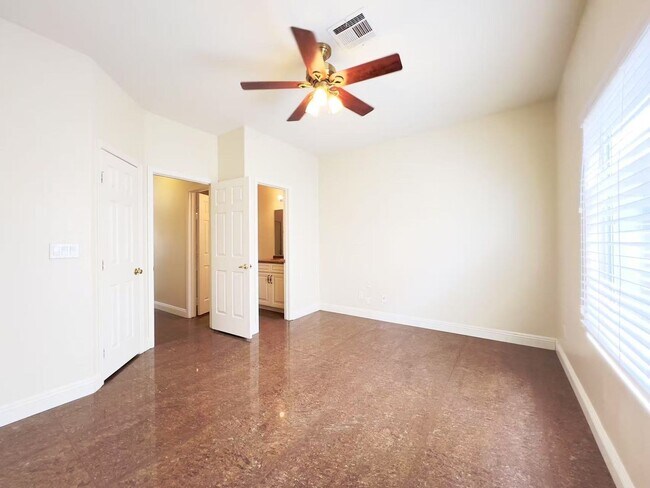 Building Photo - Great location house in Green Valley
