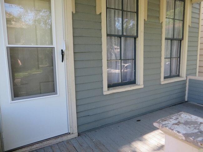 Building Photo - Two Bedroom Home with a bonus room/3rd bedroom in Historic District (Williams-Woodland Historic P...