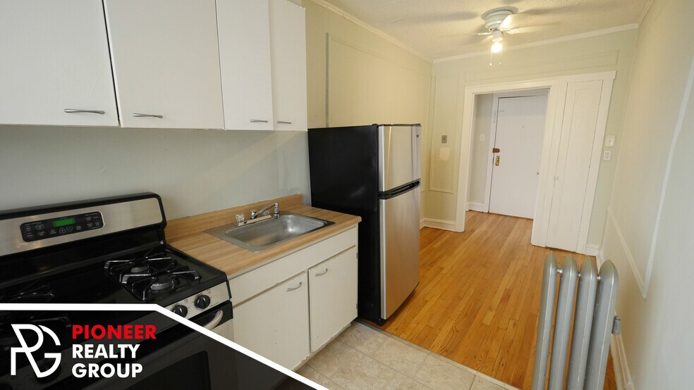 Building Photo - 544 W Surf St