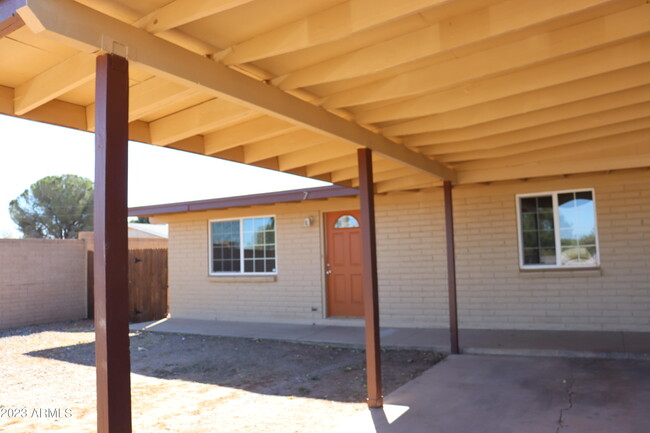 Building Photo - 1052 Chaparral Cir