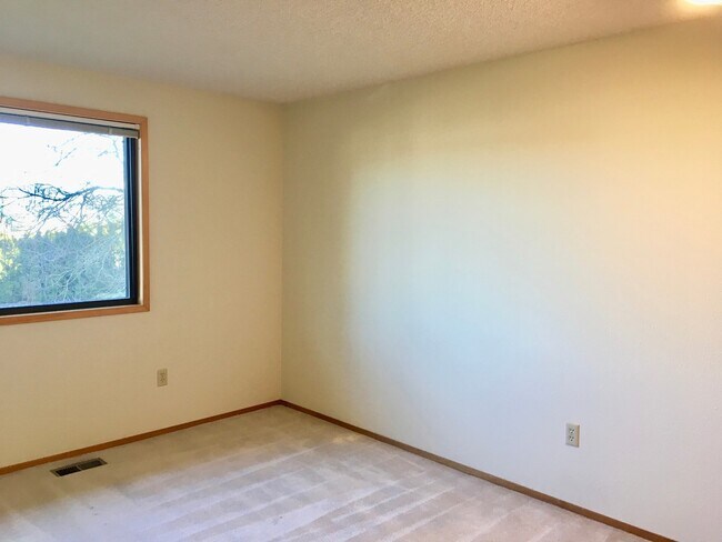 Building Photo - Beautiful 4 Bedroom near Microsoft Availab...