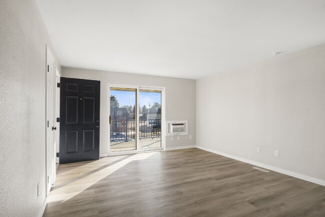 Building Photo - Like New Two Bedroom Apartment Close to De...