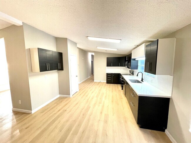 Building Photo - 128 Hall Dr S