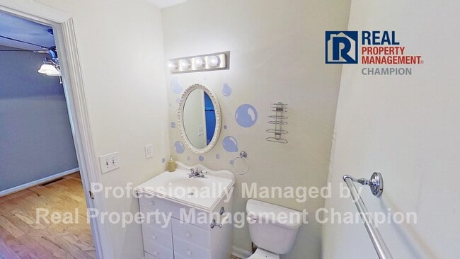 Building Photo - Spacious End Unit Townhome with Private De...