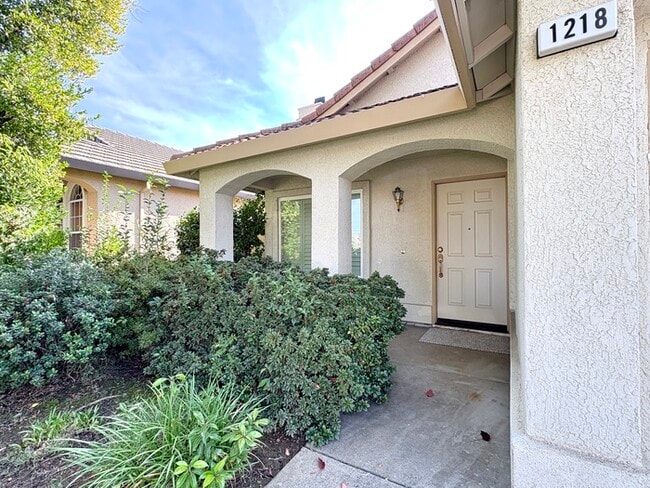 Building Photo - Beautiful 3 Bedroom 2 Bathroom Single Stor...