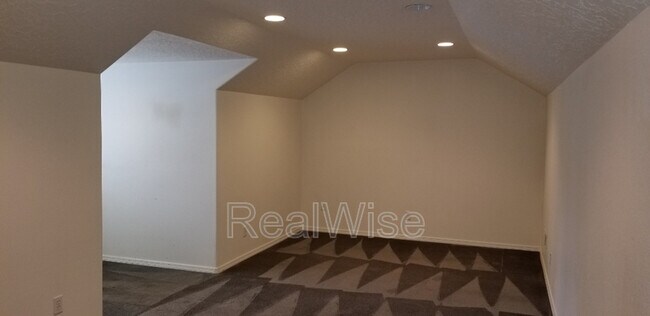 Building Photo - 16139 Park Dr