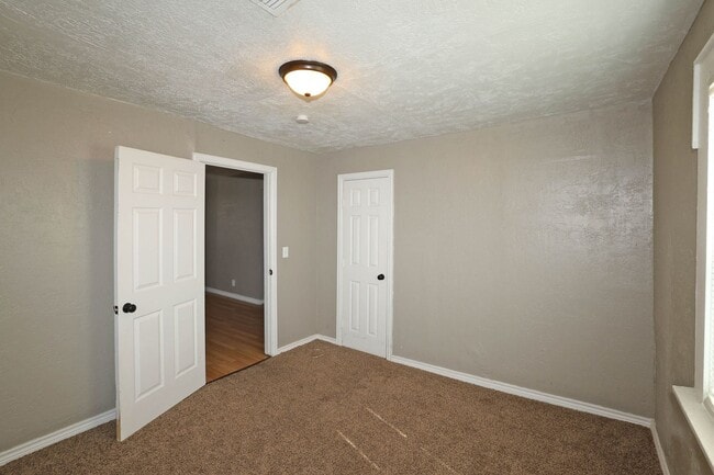 Building Photo - Great 3/2 in Southlawn