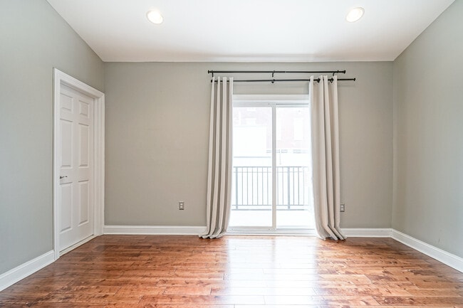 Building Photo - 6 Strawberry St