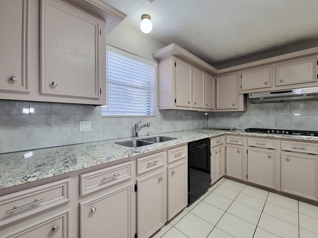 Building Photo - 17326 Ponderosa Pines Dr