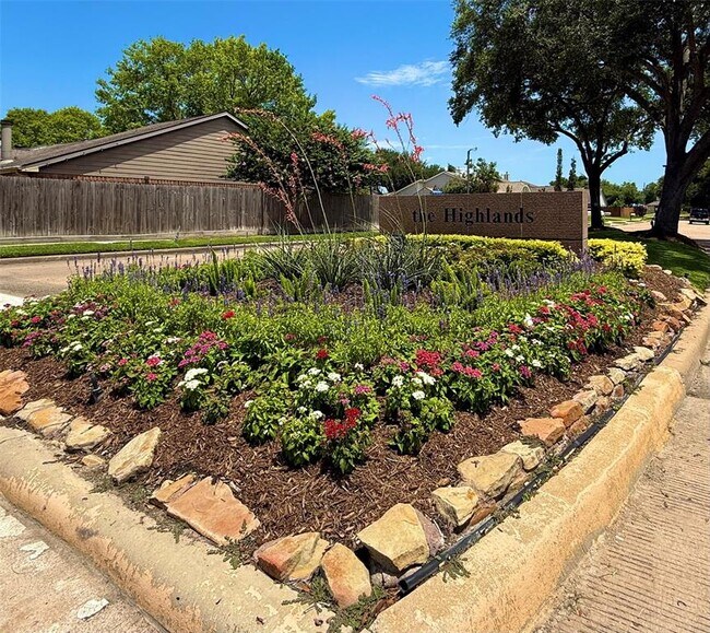 Building Photo - 2131 Highland Hills Dr