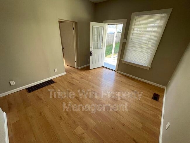 Building Photo - 4831 Oldenburg Ave