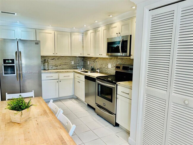 Building Photo - 2701 S Palm Aire Dr