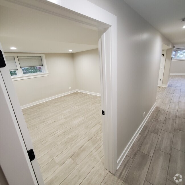 Building Photo - 8044 N Oriole Ave