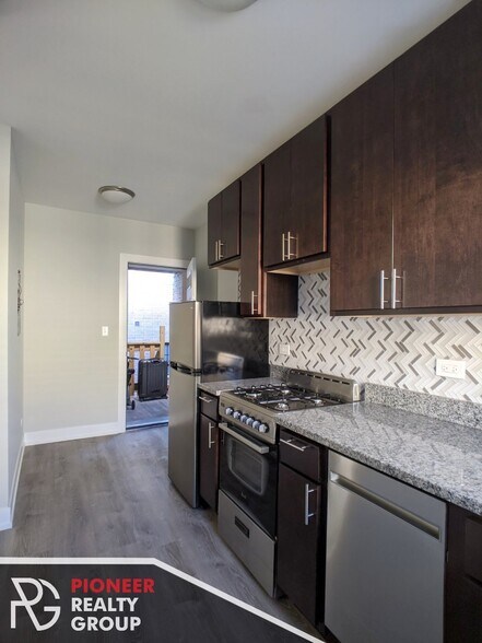 Building Photo - 423 W Belden Ave